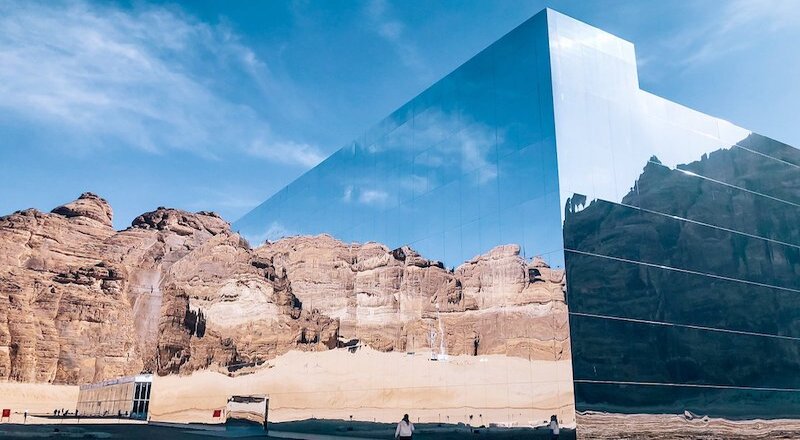 சவுதி பாலைவனத்தில் கண்ணுக்கு தெரியாத நவீன கண்ணாடி கட்டிடம்!