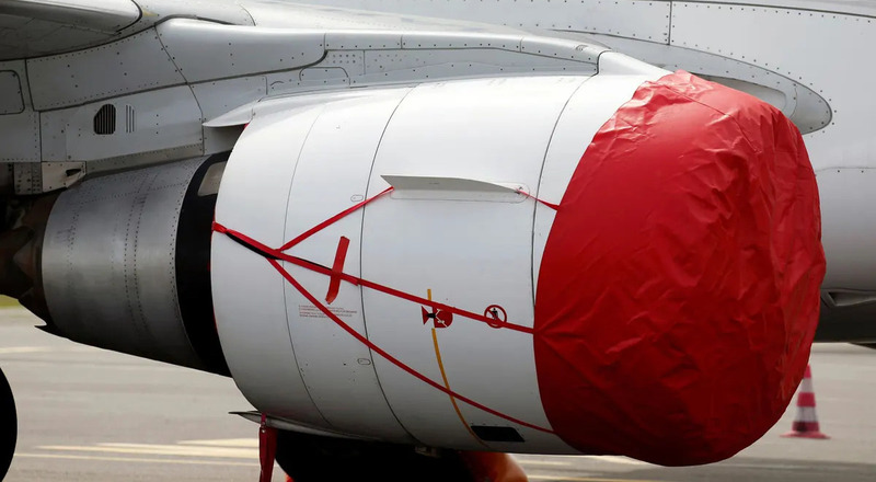 விமான நிலைய ஊழியர் ஒருவர் விமானத்தின் இயந்திரத்தில் சிக்கி பலி!