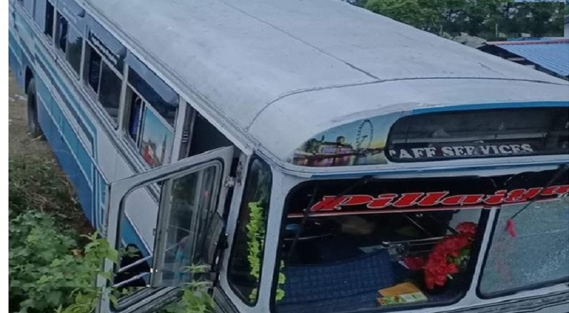 யாழில் இருந்து கதிர்காமம் நோக்கி சென்ற பேருந்து விபத்தில் சிக்கியது - சாரதி கவலைக்கிடம்!