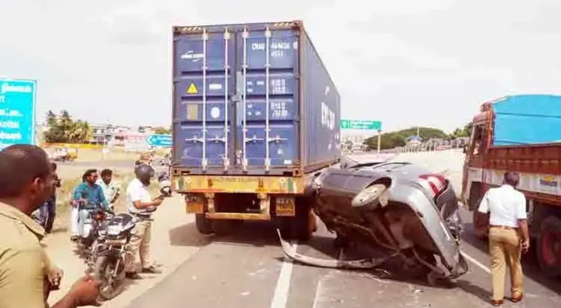 நெடுஞ்சாலையில் நான்கு வாகனங்கள் மீது கண்டெய்னர் லாரி மோதியதில் 10 பேர் பலி