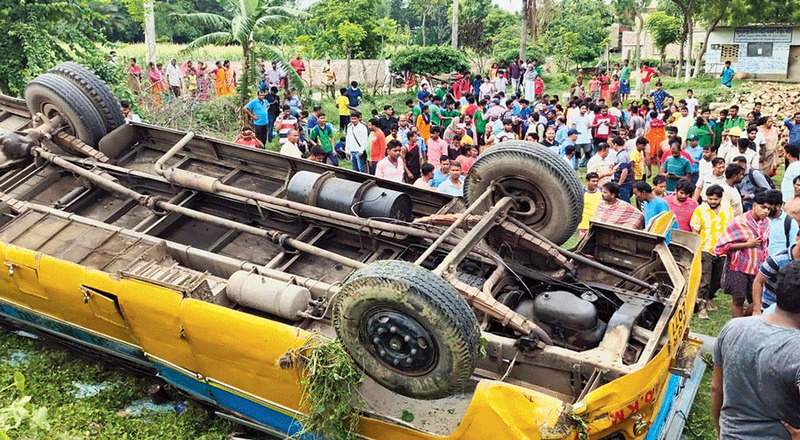 பள்ளி வேன் கவிழ்ந்து 7 ஆம் வகுப்பு மாணவன் உயிரிழப்பு!