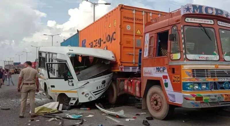 மராட்டியத்தில் வேன் மீது லாரி மோதியதில் போலீஸ் அதிகாரி உட்பட இருவர் உயிரிழப்பு