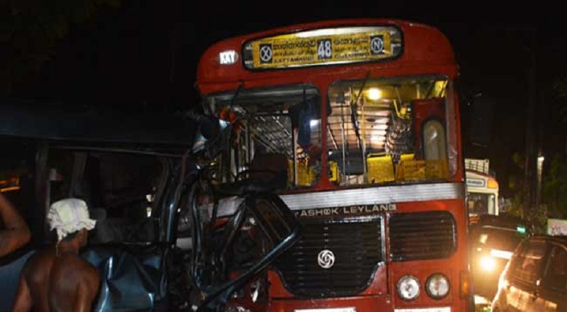 கொழும்பு - கண்டி வீதியில் இரு பேருந்துகள் நேருக்கு நேர் மோதி விபத்து - ஒருவர் பலி!