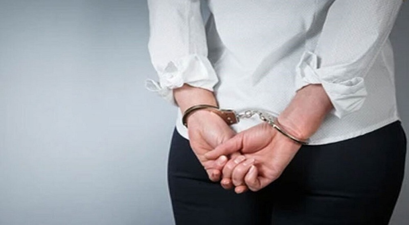 சீனாவில் தயாரிக்கப்பட்ட துப்பாக்கியுடன் பெண் ஒருவர் கைது!