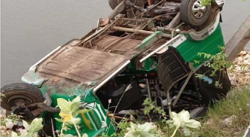 யாழில் வேகக்  கட்டுப்பாட்டை இழந்து விபத்திற்குள்ளான முச்சக்கர வண்டி : நால்வர் படுகாயம்!