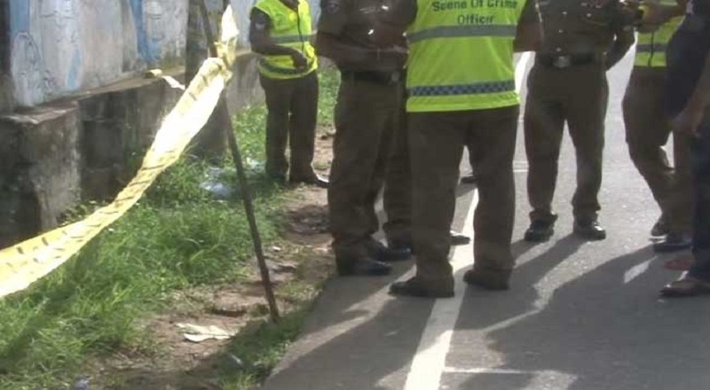 தலவாக்கலையில் கூரிய ஆயுதத்தால் தாக்கப்பட்டு இளைஞர் ஒருவர் கொலை : நால்வர் கைது!