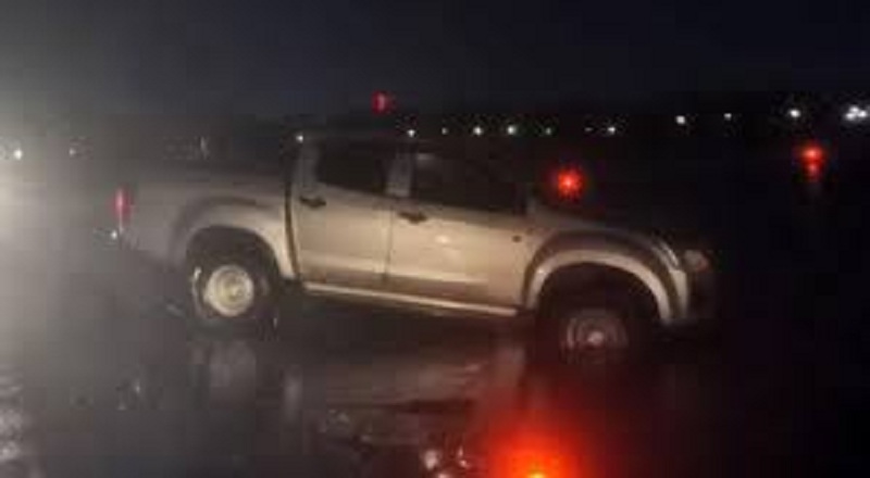 பாராளுமன்றத்தின் குளத்தில் சிக்கிய கார்!