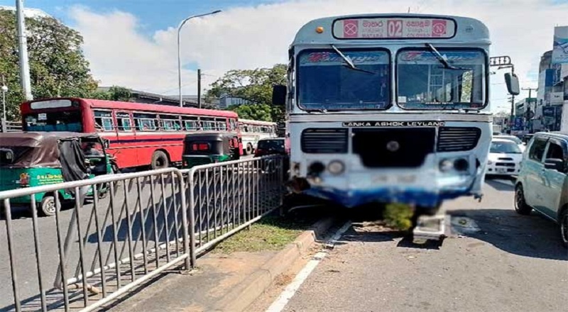மாத்தறையில் இருந்து கொழும்பு நோக்கி பயணித்த பேருந்து விபத்தில் சிக்கியது!