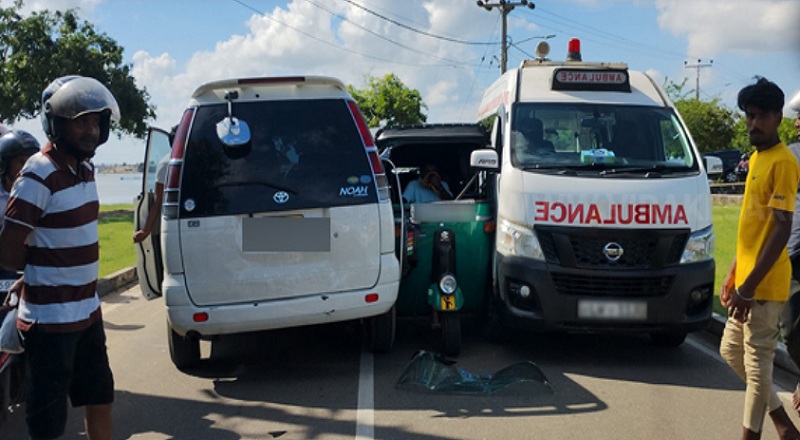 யாழ்ப்பாணம் பண்ணை பகுதியில் 03 வாகனங்கள் ஒன்றுடன் ஒன்று மோதி விபத்து!