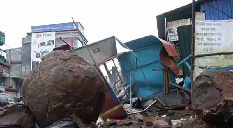 ஹாலியெலவில் மண்சரிவு : இரு கடைகள் முற்றாக சேதம்!