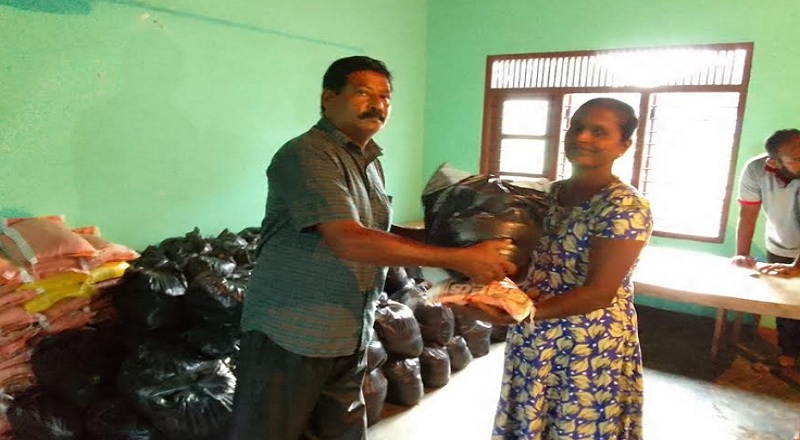 மன்னாரில் சீரற்ற வானிலையால் பாதிக்கப்பட்டவர்களுக்கு நிவாரணம்!