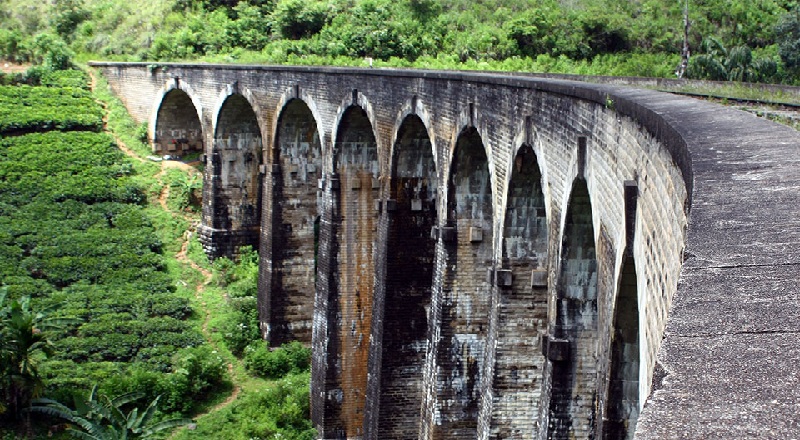 எல்ல பாலத்திற்கு அருகில் ரயில் மோதி இளம் பெண் உயிரிழப்பு!