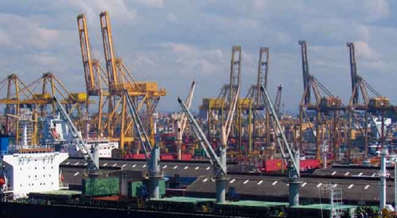 துறைமுகத்தில் தேங்கிக் கிடக்கும் அத்தியாவசிய பொருட்கள் : விநியோகிக்க முடியாத பட்சத்தில் பழுதாகும் அபாயம்!