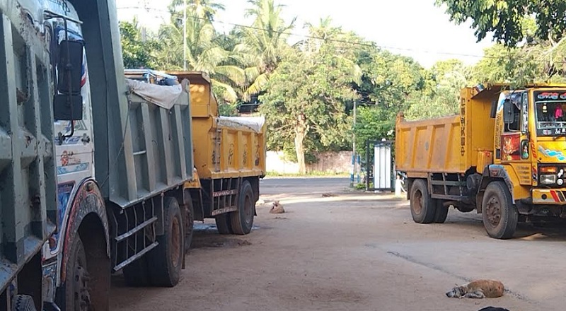 கிளிநொச்சியில் சட்டவிரோத மணல் அகழ்வு : ஐவர் கைது! வாகனங்களும் பறிமுதல்!