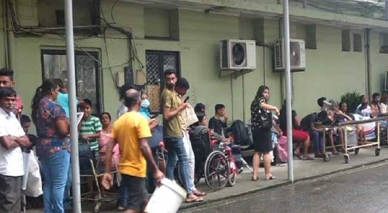 வைத்தியர்களுக்கு மாத்திரம் கொடுப்பனவு : அடையாள வேலை நிறுத்தத்தில் இறங்கிய சுகாதார ஊழியர்கள்!