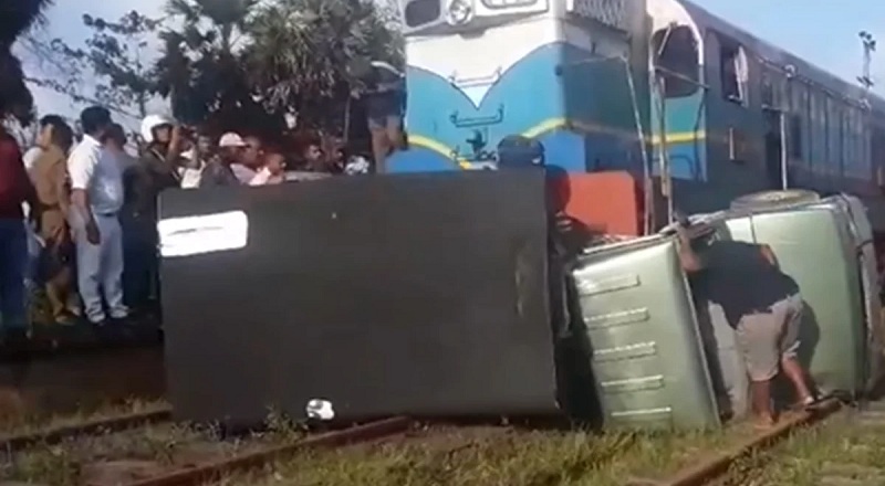 பொலன்னறுவையில் ரயிலுடன் மோதி விபத்திற்குள்ளான கெப் வாகனம் : ஒருவர் படுகாயம்!