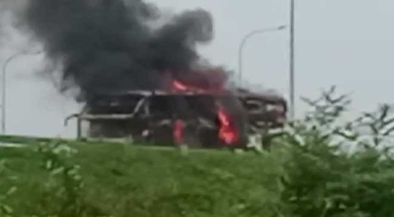 தெற்கு அதிவேக நெடுஞ்சாலையில் தீப்பிடித்து எரிந்த பேருந்து!