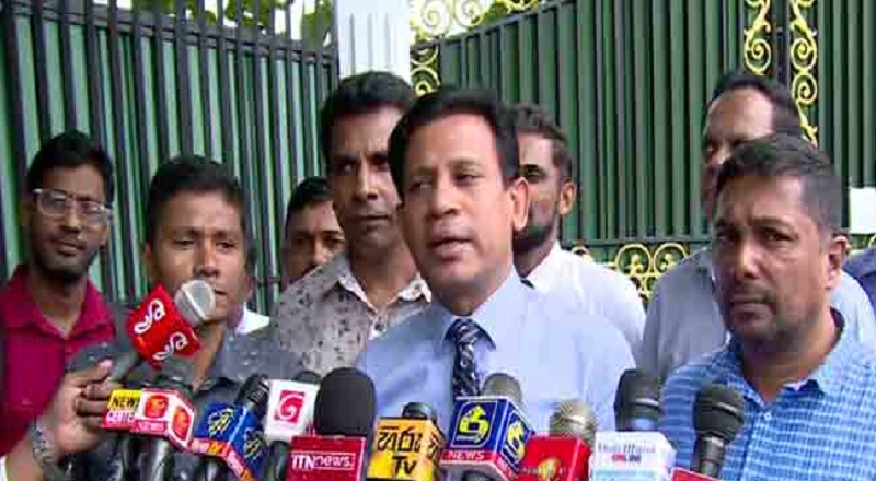 அரசாங்கத்துடனான பேச்சுவார்த்தைகளில் தீர்வில்லை : தொடரும் சுகாதார ஊழியர்களின்  போராட்டம்!