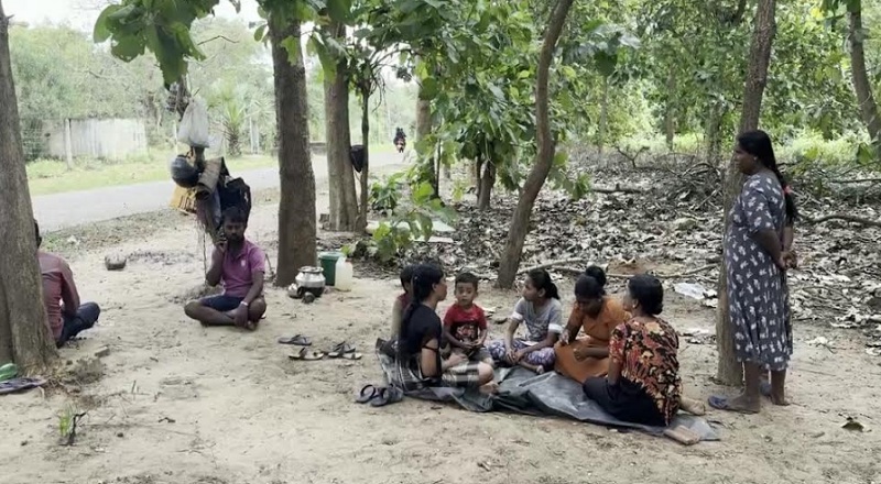 கேப்பாபிலவு கிராமத்தில் தொடர்ச்சியாக போராட்டத்தில் ஈடுபட்டு வரும் இரு குடும்பங்கள்!