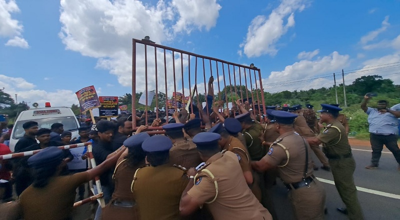 இதுதான் சுதந்திரமா? : தமிழர் பகுதியில் ஆர்ப்பாட்டத்தில் ஈடுபட்டவர்கள் மீது பொலிஸார் தடியடி தாக்குதல்!