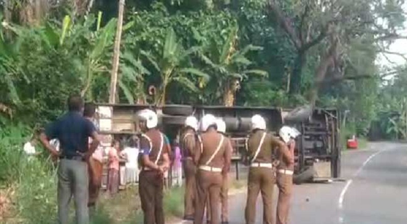 மொனராகலை - சியம்பலாண்டுவ பகுதியில் பள்ளி மாணவர்களை ஏற்றிச்சென்ற பேருந்து கவிழ்ந்து விபத்து!