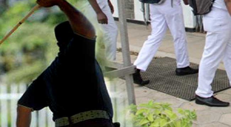 மாணவர்களை கொடூரமாக தாக்கிய ஆசிரியர் : மூவர் வைத்தியசாலையில் அனுமதி!