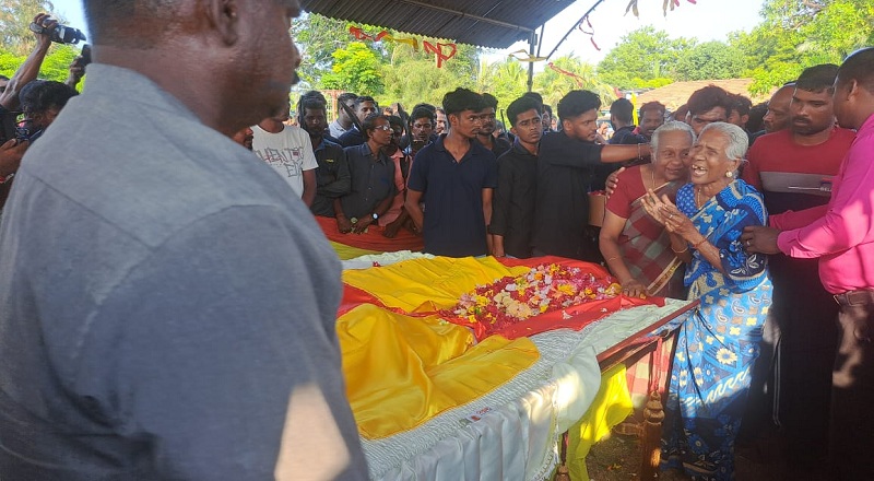 சாந்தனுக்கு அஞ்சலி செலுத்த வல்வெட்டித்துறை தீருவில் மயானத்தில் திரண்ட பெரும்திரளான மக்கள்!