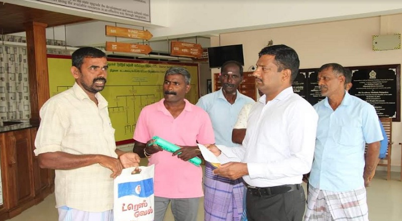 கிளிநொச்சி அரசாங்க அதிபரிடம் கால்நடை பண்ணையாளர்கள் மகஜர் கையளிப்பு!