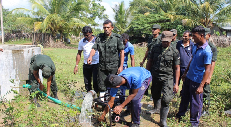 கிளிநொச்சியில் இராணுவத்தினரின் ஏற்பாட்டில் பாடசாலைக்கு குடிநீர் விநியோகம்!