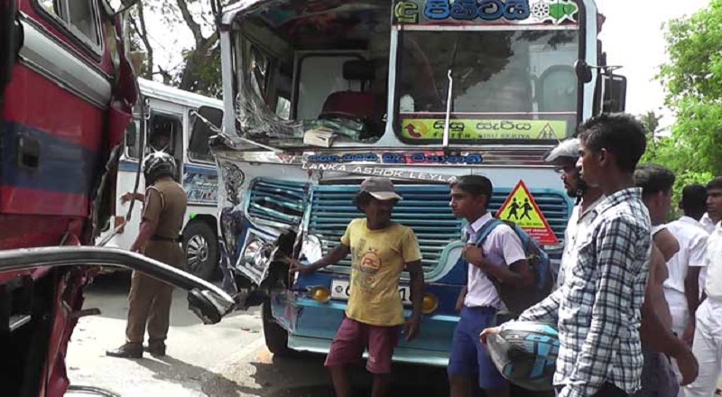 அம்பாறையில் இரு பேருந்துகள் மோதி கோர விபத்து : 30இற்கும் மேற்பட்டோர் படுகாயம்!