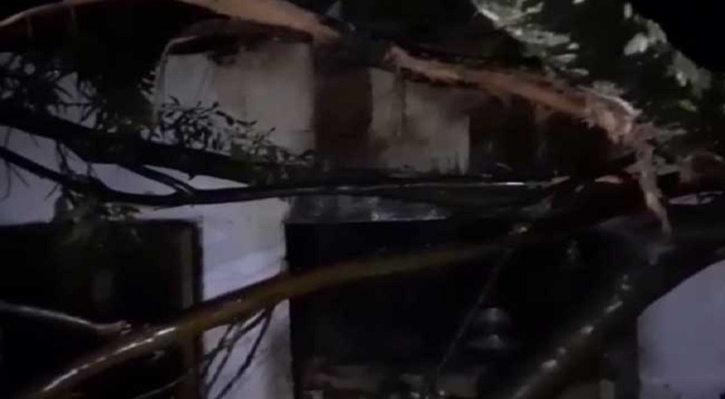 வீடொன்றின் மீது முறிந்து விழுந்த மரம் : பெண் ஒருவர் பலி!