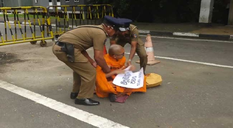 உண்ணாவிரதத்தை ஆரம்பித்த 10 நிமிடங்களில் தேரர் கைது!