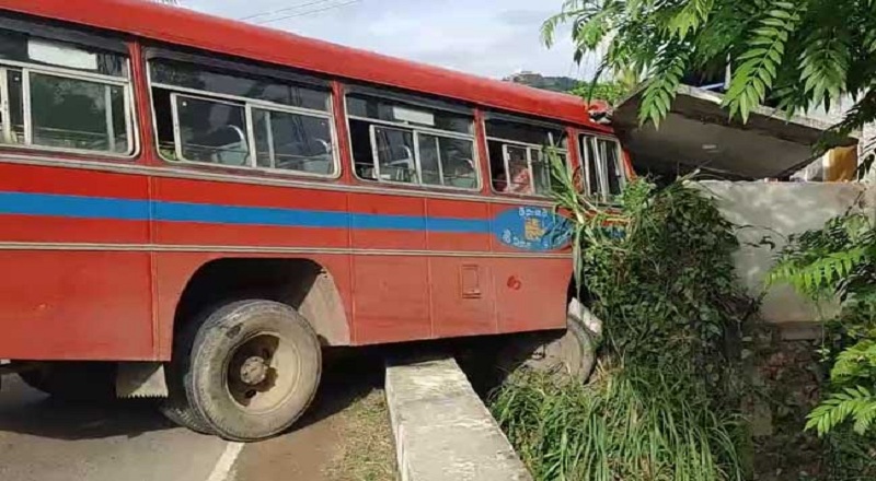 இலங்கை போக்குவரத்து சபைக்கு சொந்தமான பேருந்து விபத்து!