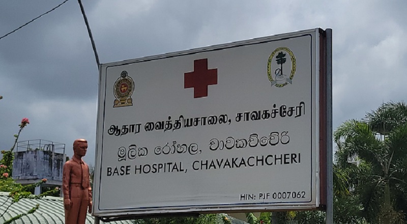 சாவகச்சேரி வைத்தியசாலையில் டக்ளஸ் தேவானந்தாவை சூழ்ந்த பொதுமக்கள்!