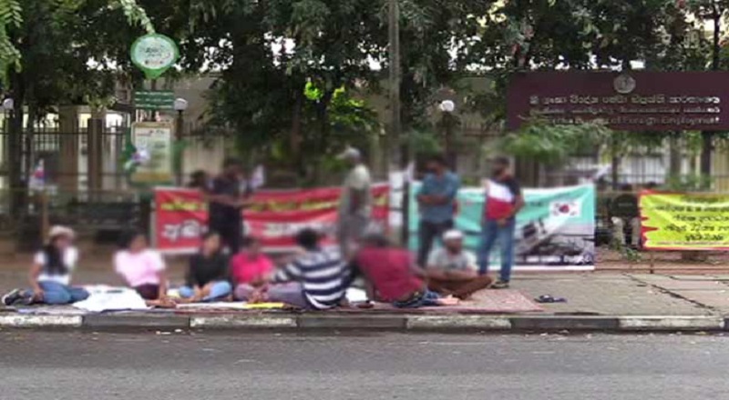 கொரியாவில் பணிக்கு செல்ல தயாரான குழுவினர் போராட்டத்தில் ஈடுபட்டு வருவதாக தகவல்!