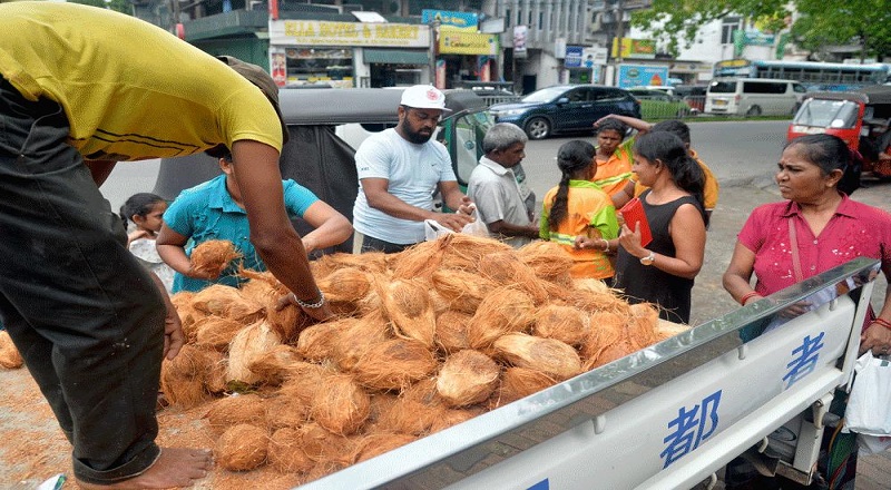 அரை மூடி தேங்காய் 100 ரூபாவிற்கு விற்பனை : அரசு எடுத்துள்ள நடவடிக்கை!