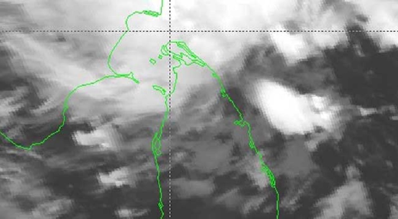 தமிழகம் நோக்கி நகரும் குறைந்த காற்றழுத்த தாழ்வு மையம் : 100மி.மீற்றர் மழைக்கு வாய்ப்பு!