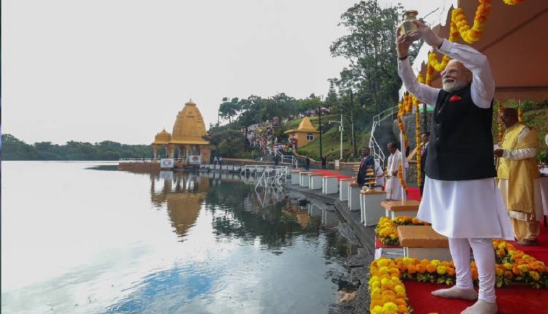 மொரீஷியஸ் ஏரியில் கும்பமேளா கங்கை நீரை கலந்த இந்திய பிரதமர் மோடி