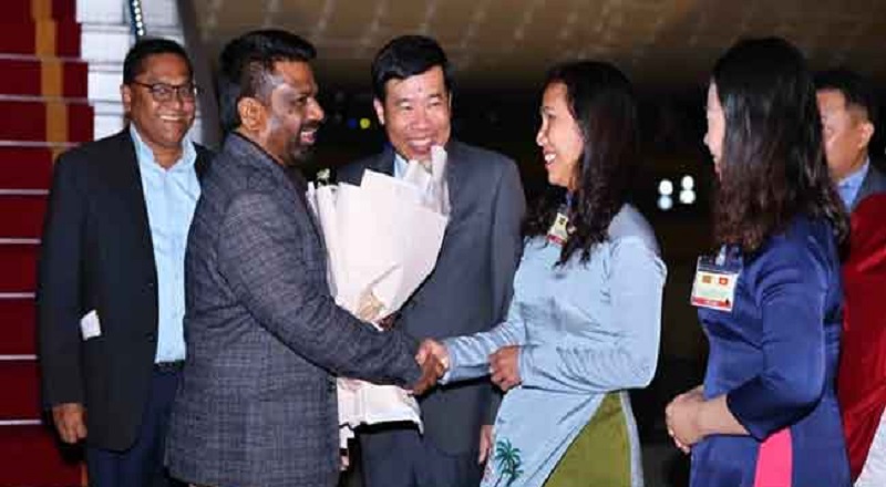 வியட்நாம் சர்வதேச விமான நிலையத்தில் தரையிறங்கிய ஜனாதிபதி!