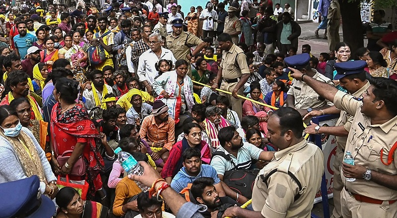 கோவாவில் மத ஊர்வலத்திற்காக ஒன்றுக்கூடிய மக்கள் - கூட்ட நெரிசலில் சிக்கி 06 பேர் பலி!