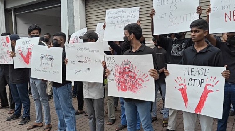 மாணவியின் மரணத்துக்கு நீதிக்கோரி மாணவர்கள் கொழும்பில் போராட்டம்