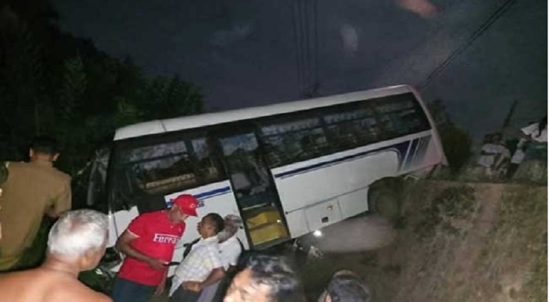 யாத்திரை சென்ற பேருந்து சாலையில் இருந்து விலகி விபத்து : 20 பேர் படுகாயம்!