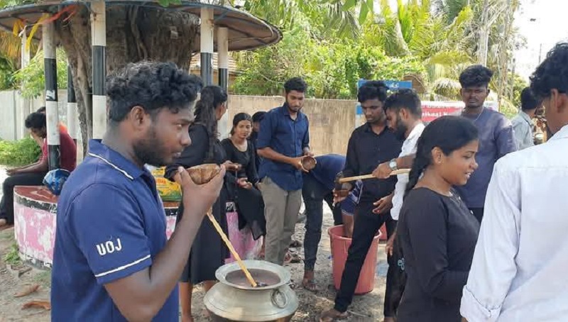 யாழ் பல்கலைக்கழக மாணவர்களினால் முள்ளிவாய்க்கால் கஞ்சி வழங்கி வைப்பு!
