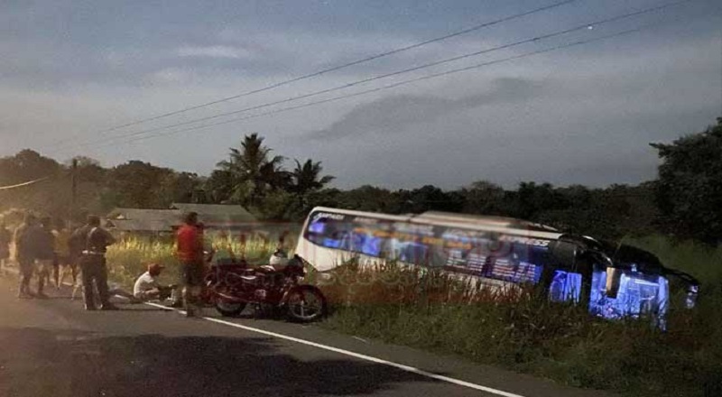 அம்பாறையில் வீதியை விட்டு விலகி சொகுசு பேருந்து விபத்து!