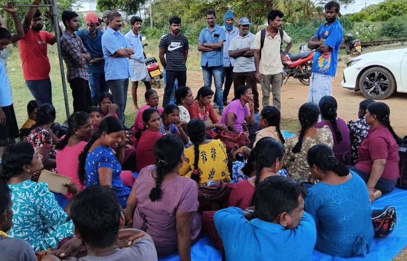 ஆனையிறவு உப்பளத் தொழிலாளர்களின் அமைதி வழி கவனயீர்ப்பை அடக்க நிர்வாகம் நடவடிக்கை