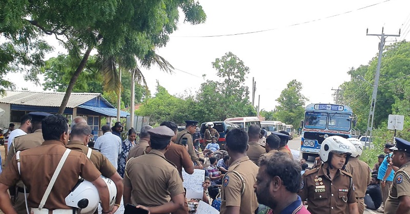 யாழில் வீதி மறியல் போராட்டத்தில் ஈடுபட்ட தனியார் பேருந்து சாரதிகள்!