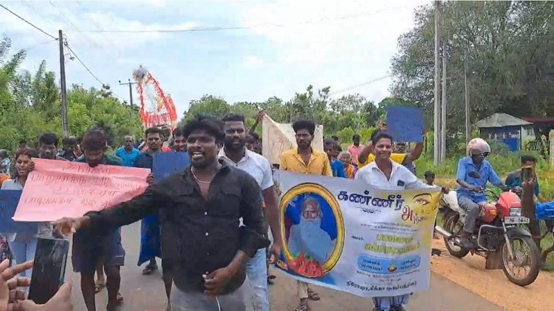 வவுனியாவில் யானை தாக்கி உயிரிழந்த நபரின் சடலத்துடன் மக்கள் போராட்டம்