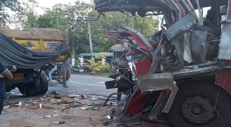 மட்டக்களப்பில் இருந்து காலி நோக்கி சென்ற பேருந்து விபத்து - 12 பயணிகள் படுகாயம்!