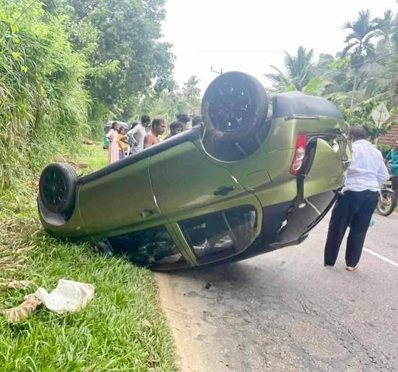 கட்டுப்பாட்டை இழந்த கார் மரத்தில் மோதி கவிழ்ந்து விபத்து!