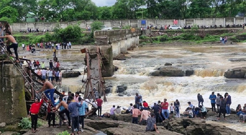 இந்தியாவில் இடிந்து விழுந்த பாலம் - இருவர் பலி, 36 பேர் படுகாயம்!